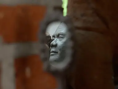 Ibnu Nurwanto menyelesaikan pembuatan patung wajah Menteri Pertahanan Prabowo Subianto di Pangon Art, Pondok Kemri, Gunung Sindur, Bogor, Jawa Barat, Senin (9/11/2020). Ibnu mengabadikan lewat karya seni patung 3 dimensi tokoh-tokoh nasional yang menurutnya fenomenal. (merdeka.com/Dwi Narwoko)