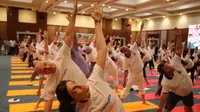 Para diplomat dari berbagai negara melakukan yoga bersama untuk memperingati Hari Yoga Internasional di New Delhi, India, Jumat (21/6/2019). Hari Yoga Internasional yang diperingati setiap tanggal 21 Juni mulai dilakukan pada tahun 2014. (AP Photo/Altaf Qadri)