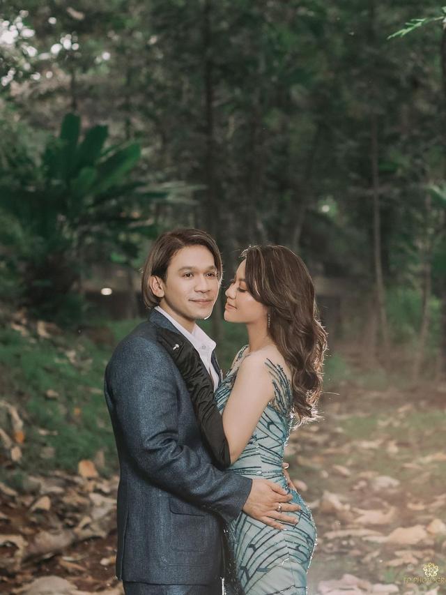 Gaya Pemotretan Jordi Onsu dan Frislly Herlind Bersanding Dengan Kuda. (Sumber: Instagram/fdphotography90)