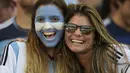 Seorang suporter menghiasi wajahnya dengan coretan warna bendera Argentina saat menyaksikan laga final piala dunia, Brasil, Senin (14/7/14). (AFP PHOTO/JUAN MABROMATA)