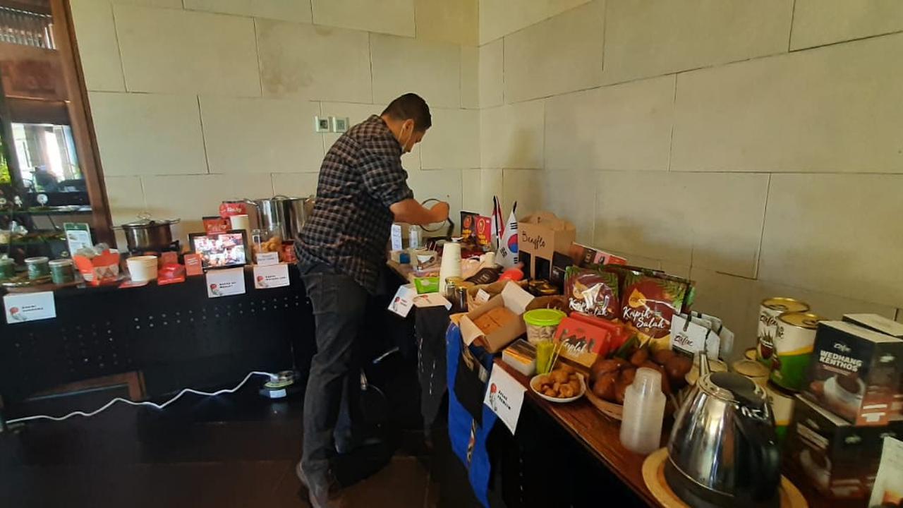 Pengunjung saat test food di acara Food Startup di Bali