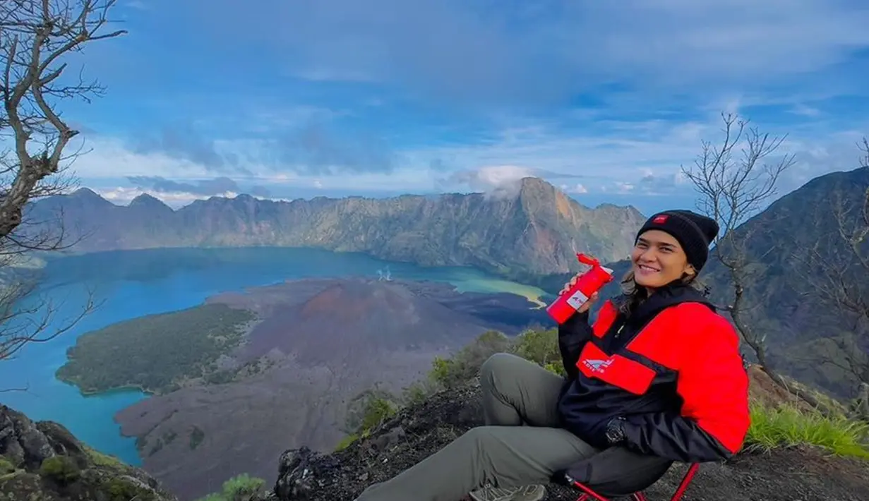 Host Jejak Petualang ini juga pernah mendaki gunung Rinjani di Lombok. Momen Medina menikmati pemandangan dari puncak Rinjani ini curi perhatian. Momen Medina bersantai di puncak Rinjani ini berhasil tuai atensi. (Liputan6.com/IG/medinakamil)