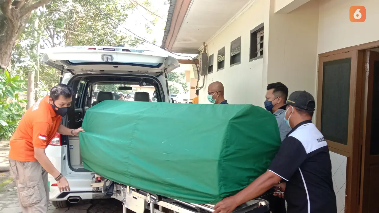 Jenazah Tahanan Narkoba Polres Cilegon Usai Di Otopsi, RSUD Kota Cilegon, Banten. Rabu (16/02/2022). (Liputan6.com/Yandhi Deslatama).