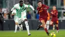 Pemain AS Roma Paulo Dybala (kanan) bersaing memperebutkan bola dengan pemain Sassuolo Pedro Obiang pada pertandingan sepak bola Serie A Liga Italia di Stadion Olimpiade, Roma, Italia, 12 Maret 2023. AS Roma kalah dari Sassuolo dengan skor 3-4. (AP Photo/Alessandra Tarantino)