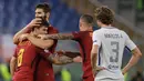 Pemain AS Roma, Diego Perotti bersama rekan setimnya merayakan gol ke gawang Chelsea pada laga keempat babak penyisihan Liga Champions di Stadion Olimpico, Rabu (1/11). Chelsea dibantai tiga gol tanpa balas. (AP/Alessandra Tarantino)