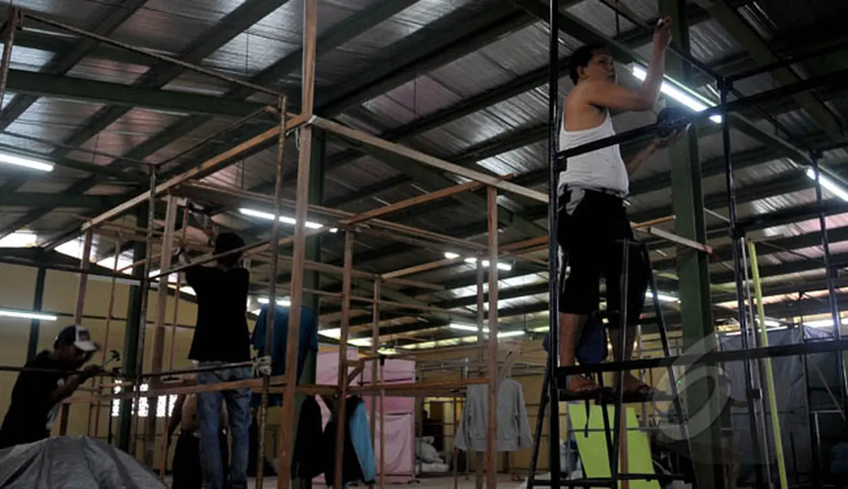 Para pedagang tampak mulai bersiap-siap di Tempat Penampungan Sementara (TPS) Pasar Senen Blok III, Jakarta, Sabtu (7/2/2015). (Liputan6.com/Johan Tallo)