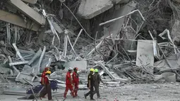 Salah satu bangunan gedung yang masih dalam proses pembangunan langsung ambruk usai diguncang gempa. (Lillian SUWANRUMPHA/AFP)