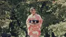 Beberapa waktu yang lalu, Jessica Mila kunjungi negeri Sakura. Dalam liburannya ke Jepang, Jessica pun jajal busana asli Jepang yaitu kimono dengan warna merah muda. Saat dipakai pun nampak sangat cocok. (Liputan6.com/IG/@jscmila)