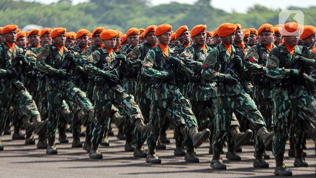 Aksi Defile Pasukan dalam HUT ke-77 TNI AU di Lanud Halim Perdanakusuma