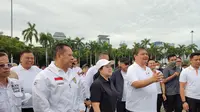 Ketua DPP PDIP Puan Maharani dan Ketua Umum Golkar Airlangga Hartarto bersama elite kedua partai di Monas, Jakarta, Sabtu (8/10/2022) pagi. (Merdeka/Ahda Bayhaqi)