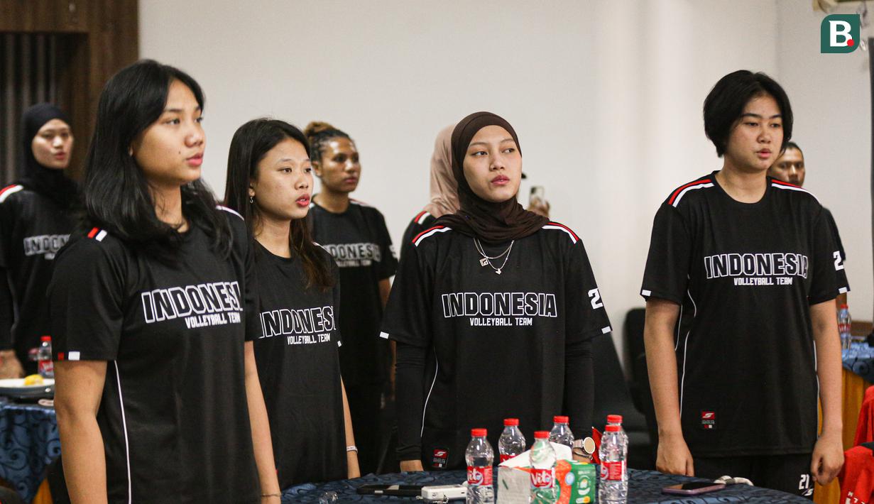 Pemain Timnas Voli Putri Indonesia pada upacara pelepasan untuk kejuaraan AVC Women's Volleyball Cup yang dilakukan di Padepokan Voli Jenderal Polisi Kunarto, Sentul, Selasa (2/6/2026).