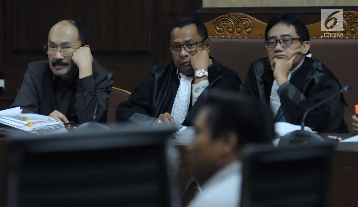 Terdakwa dugaan merintangi penyidikan dugaan korupsi e-KTP, Fredrich Yunadi (kiri) saat mengikuti sidang lanjutan di Pengadilan Tipikor, Jakarta, Kamis (29/3). Sidang mendengarkan keterangan saksi. (Liputan6.com/Helmi Fithriansyah)