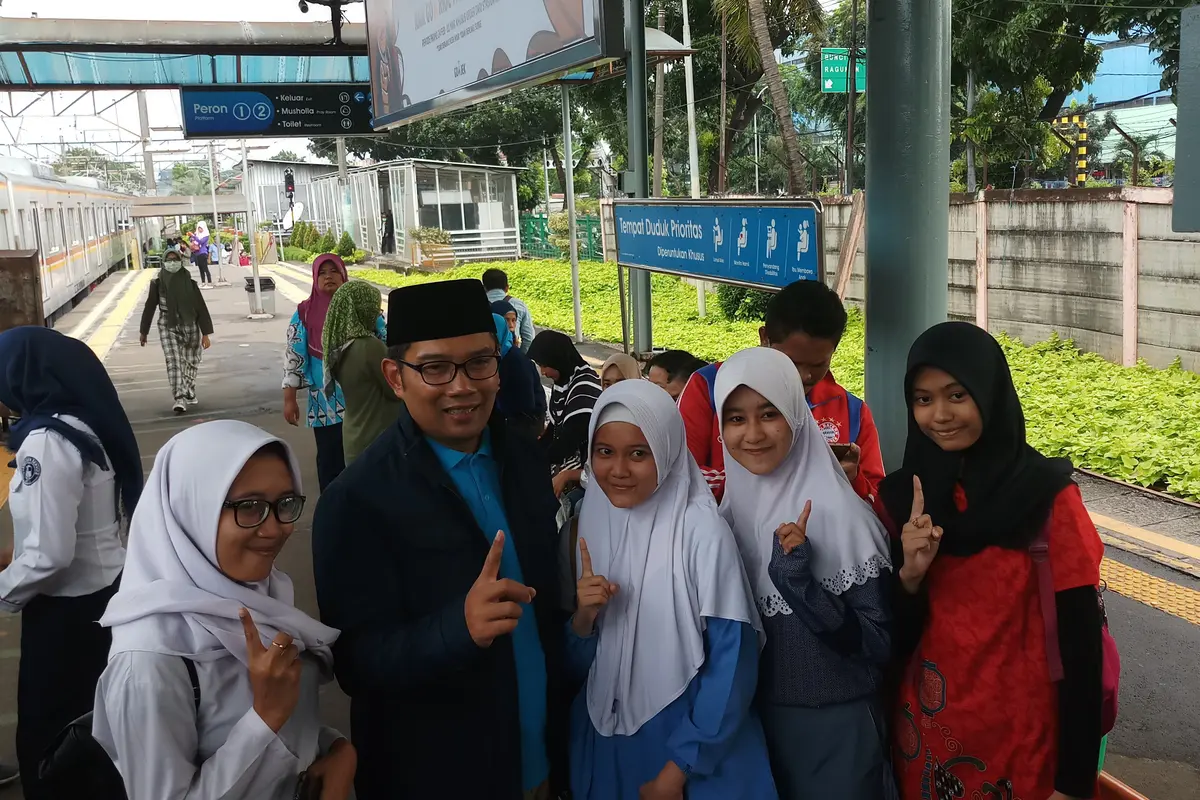 Ridwan Kamil ke Stasiun Depok menggunakan commuter line
