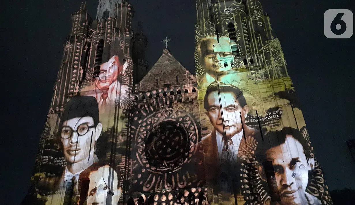 Pemutaran video mapping di Gereja Katedral menampilkan tokoh-tokoh pemuda yang terlibat dalam Kongres Pemuda II , Jakarta, Minggu (27/12/2019). Pemutaran video mapping ini untuk memperingati Hari Sumpah Pemuda ke-91 dan berlangsung hingga 28 Oktober. (Liputan6.com/Helmi Fithriansyah)