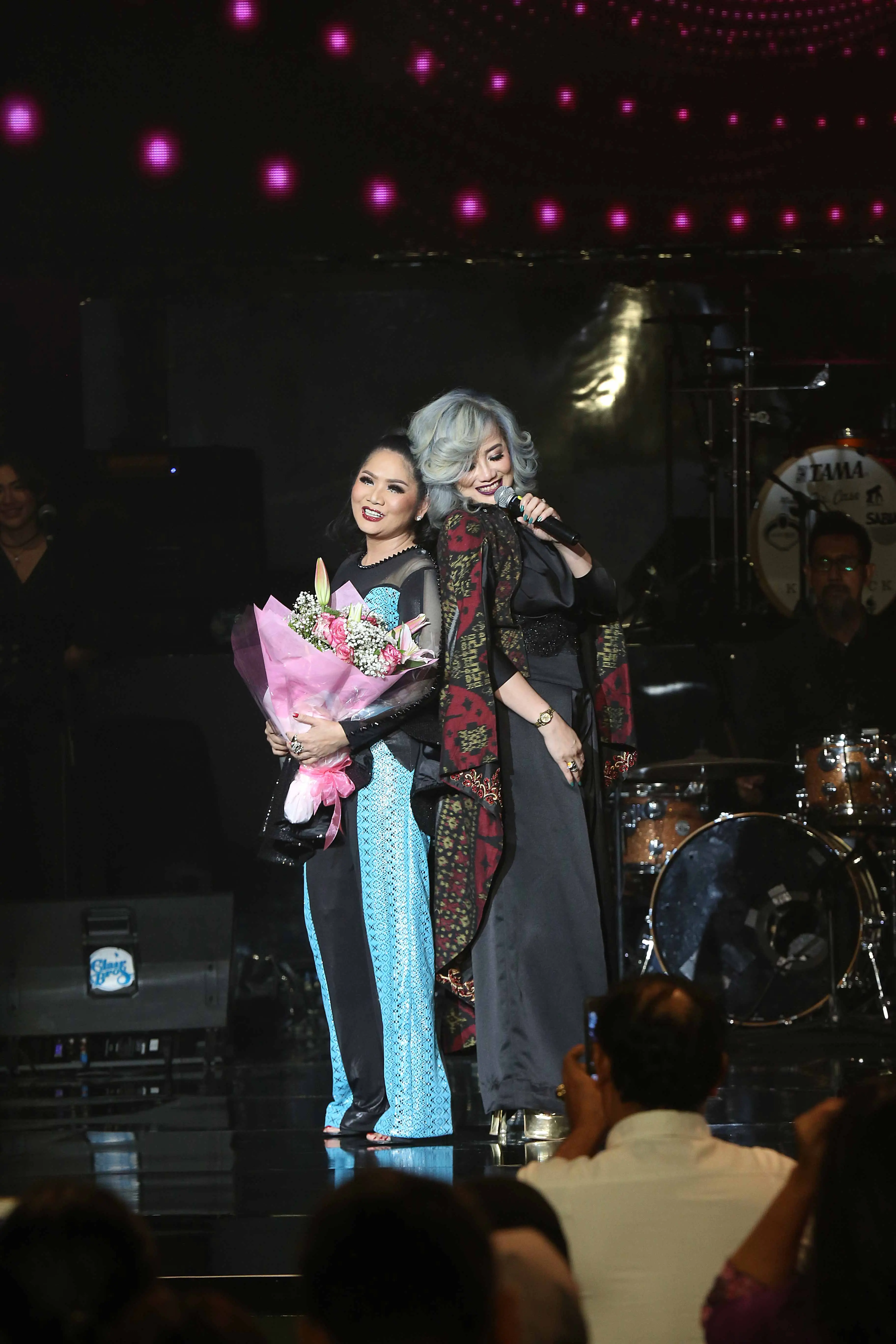 Vina Panduwinata dan Reza Artamevia di konser September Ceria. (Nurwahyunan/Bintang.com)