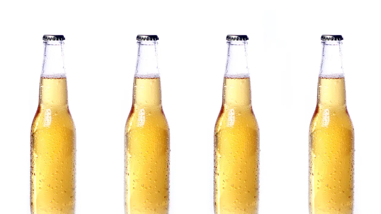 Ilustrasi botol bir, (Freepik/Racool_studio)
