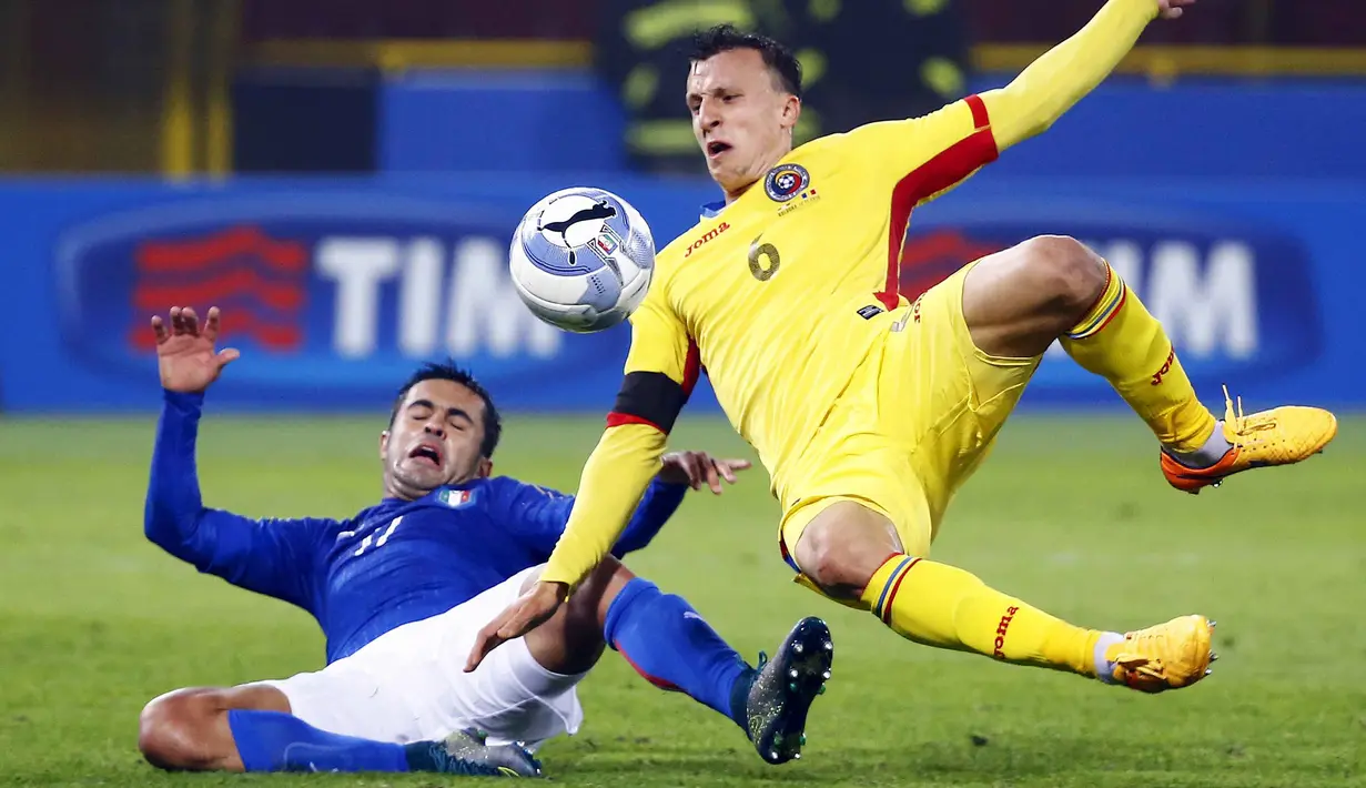 Pemain Italia Eder Citadin Martins (kiri) berebut bola dengan pemain Rumania Vlad Chiriches pada laga persahabatan melawan Rumania di Stadion Renato Dall'Ara, Bologna, Rabu (18/11/2015) dini hari WIB. (REUTERS/Stefano Rellandini)