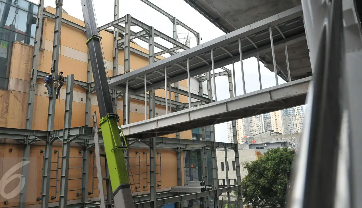 Pekerja sedang menyelesaikan pembangunan halte TransJakarta di Cipulir, Jakarta, Minggu (16/4). Meski libur paskah para pekerja tetap menyelesaikan pembangunan halte transJ yang di targetkan beroperasi sebelum Juni. (Liputan6.com/Helmi Afandi)