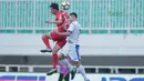 Duel pemain Korea Utara, So Jong Hyok (kiri) dengan pemain Uzbekistan pada laga PSSI Anniversary Cu 2018 di Stadion Pakansari, Bogor, (26/4/2018). Uzbekistan bermain imbang 2-2. (Bola.com/Nick Hanoatubun)
