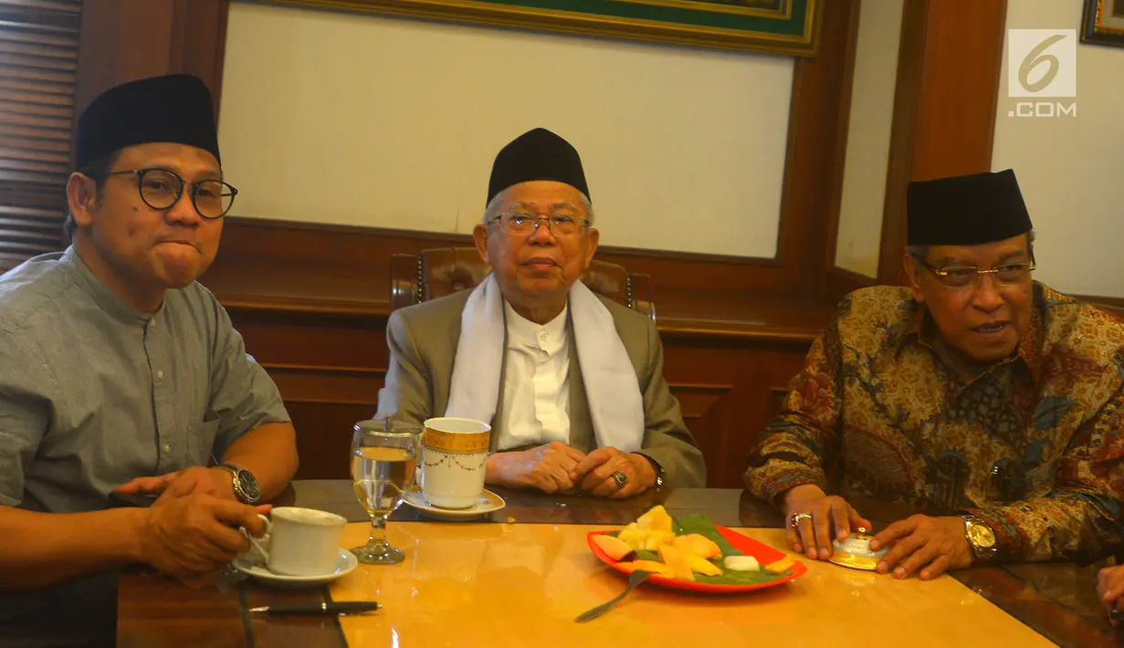 Bakal calon wakil presiden Ma'ruf Amin (tengah) didampingi Ketua Umum PKB Muhaimin Iskandar (kiri) dan Ketua Umum PBNU Said Aqil Siroj (kanan) saat menggelar pertemuan di Kantor PBNU, Jakarta, Selasa (14/8). (Merdeka.com/Imam Buhori)