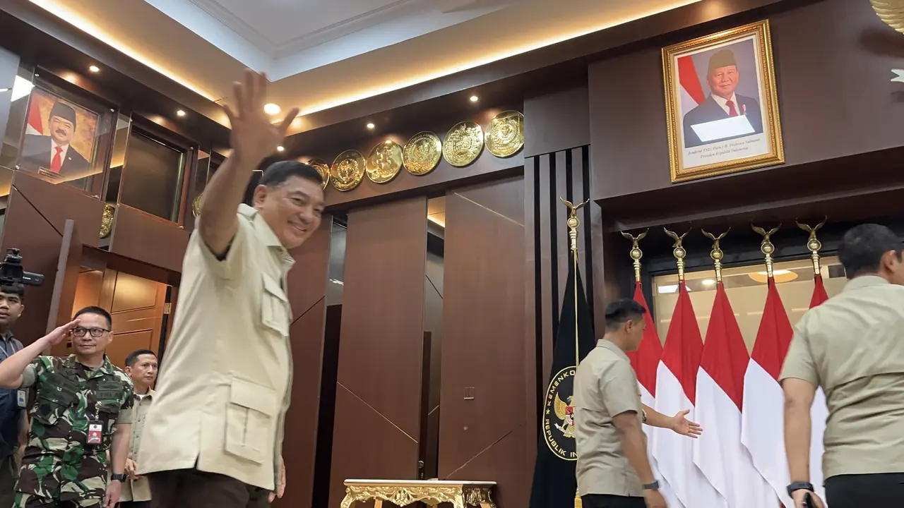 Menteri Pertahanan (Menhan) Sjafrie Sjamsoeddin mendatangi kantor Kementerian Koordinator Bidang Politik dan Keamanan (Kemenko Polkam) pada Selasa (9/9/2025).