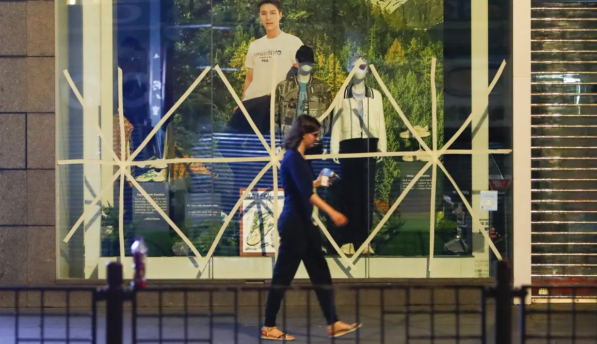 Topan Saola akan berada paling dekat dengan Hong Kong pada malam ini dan Sabtu pagi, dengan jarak 100 kilometer (62 mil) di selatan kota, demikian ditambahkan dalam sebuah pernyataan. (AP Photo/Daniel Ceng)