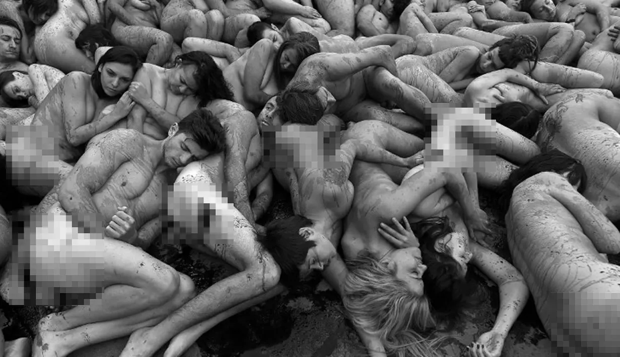 Aktivis "AnimaNaturalis" protes telanjang di Barcelona, Minggu (7/12/2014). (AFP Photo/Liuis Gene)