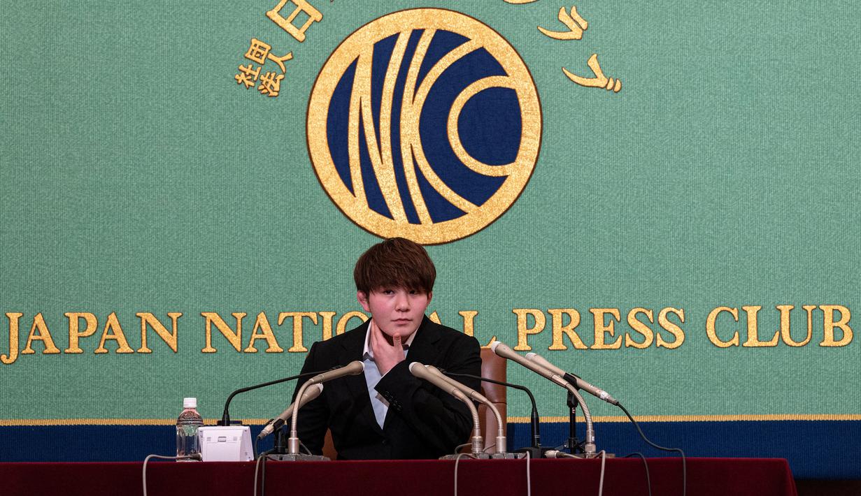 Rina Gonoi (23), seorang mantan perwira SDF Jepang, mengambil bagian dalam konferensi pers di National Press Club di Tokyo, Senin (30/1/2023). Karena serangkaian peristiwa pelecehan seksual, Rina Gonoi pensiun dari Pasukan Bela Diri pada Juni tahun 2022 lalu. (Richard A. Brooks / AFP)