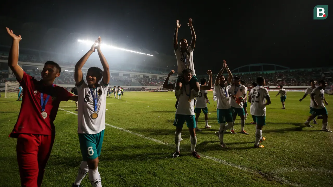 Foto: Bima Sakti dan Timnas Indonesia U-16 Kasih Kado Trofi Juara Piala AFF U-16 2022 untuk Kemerdekaan RI