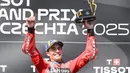 Kini, Marc Marquez meraih keunggulan 120 poin dari peringkat dua yang juga adiknya Alex Marquez. (Michal Cizek/AFP)