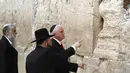 Wakil Presiden AS Mike Pence mengunjungi Tembok Barat Yerusalem (23/1). Mike Pence berjanji untuk memindahkan kedutaan ke kota yang disengketakan tersebut pada akhir tahun 2019. (AFP Photo/Thomas Coex)