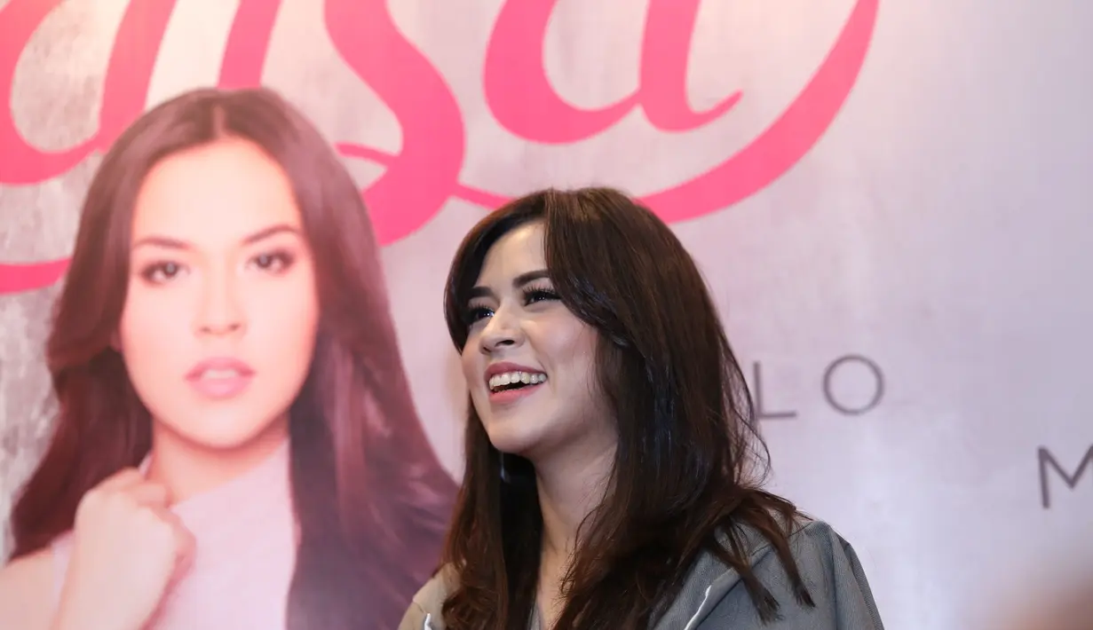 Penyanyi cantik Raisa Andriana tidak bisa menyembunyikan kegembiraannya namanya bisa masuk sembilan nominasi dalam penghargaan insan musik Anugerah Musik Indonesia (AMI) 2016. (Nurwahyunan/Bintang.com)