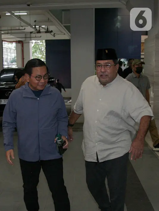 Keduanya tampak didampingi oleh istri masing-masing. (Liputan6.com/Herman Zakharia)