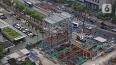 Aktivitas pekerja menyelesaikan tahapan pengerjaan proyek MRT fase 2A CP201 (Thamrin-Monas) di jalan MH Thamrin, Jakarta, Rabu (23/4/2025). (Liputan6.com/Angga Yuniar)