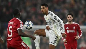 Gelandang Real Madrid, Jude Bellingham (tengah) berebut bola dengan bek Liverpool, Ibrahima Konate (kiri) dalam pertandingan sepak bola fase liga Liga Champions UEFA antara Liverpool dan Real Madrid di Anfield, Liverpool, Inggris barat laut, pada 4 November 2025. (Paul ELLIS / AFP)