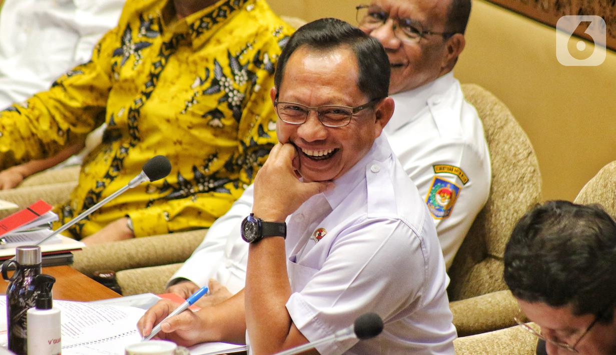 Menteri Dalam Negeri (Mendagri) Tito Karnavian mengikuti rapat dengar pendapat dengan Komisi II DPR di Kompleks Parlemen, Senayan, Jakarta, Rabu (31/8/2022). Rapat tersebut membahas mengenai persiapan Pemilu 2024 dan persiapan Pemilu di Papua. (Liputan6.com/Angga Yuniar)