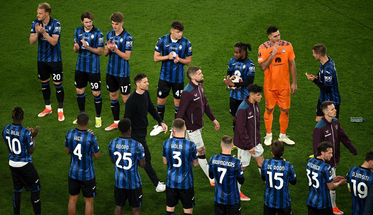 Pelatih Bayer Leverkusen, Xabi Alonso (tengah) bersama pemainnya mendapatkan tepuk tangan penghormatan dari pemain Atalanta setelah gagal menjuarai Liga Europa 2023/2024 pada laga final yang berlangsung di Dublin Arena, Irlandia, Kamis (23/05/2024) dini hari WIB. Xabi Alonso dan kolega kalah dengan skor 0-3. (AFP/Oli Scarff)
