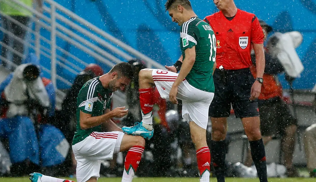 Gaya selebrasi pemain Meksiko usai Oribe Peralta (kedua dari kanan) berhasil menjebol gawang Kamerun di babak penyisihan grup A Piala Dunia 2014 di Estadio das Dunas, Natal, Brasil, (13/6/2014). (REUTERS/Toru Hanai)
