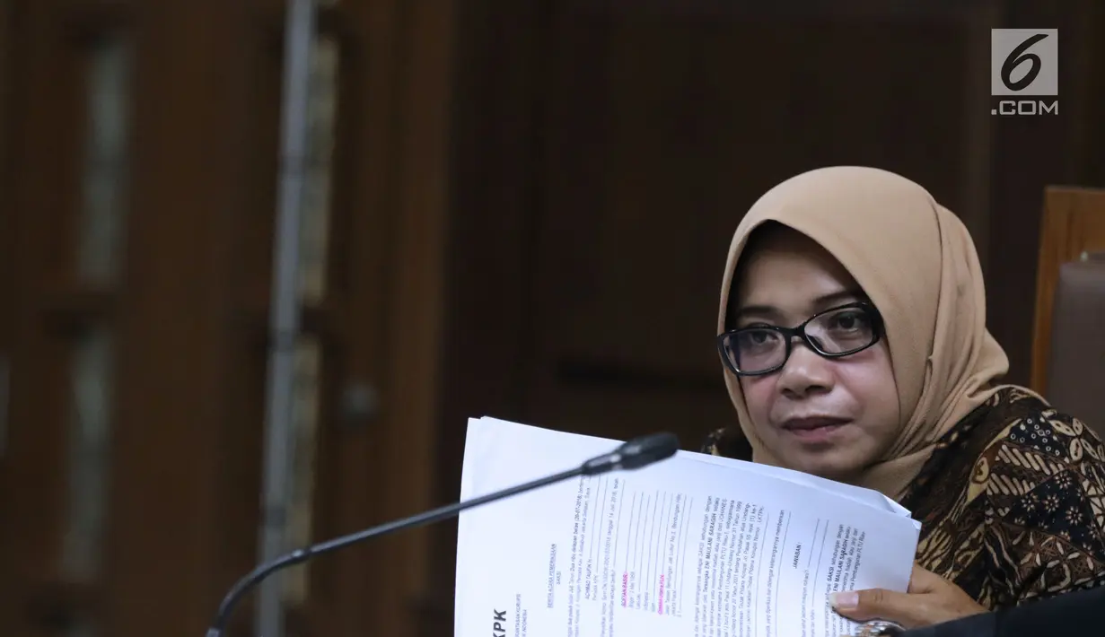Terdakwa dugaan suap kesepakatan kontrak kerja sama PLTU Riau-1, Eni Maulani Saragih saat menyimak keterangan saksi pada sidang lanjutan di Pengadilan Tipikor, Jakarta, Selasa (11/12). Sidang mendengar keterangan saksi. (Liputan6.com/Helmi Fithriansyah)