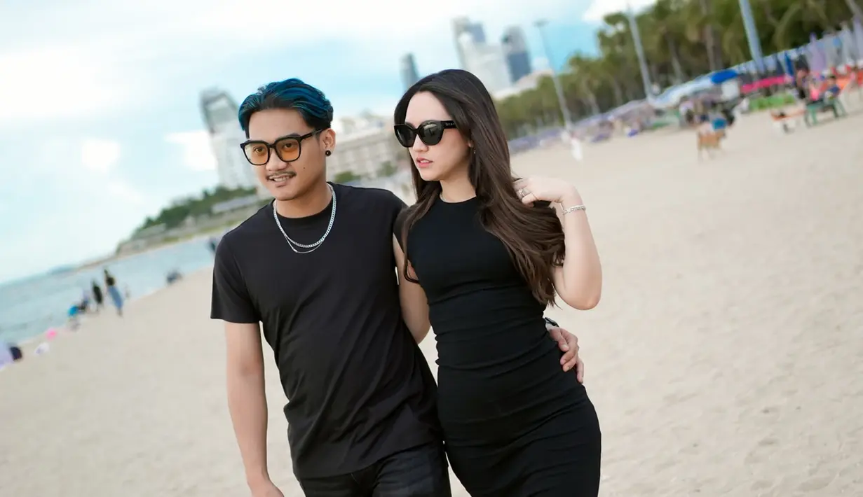 <p>Happy Asmara, dengan gaya yang simpel namun tetap stylish, tampak bahagia saat berjalan bersama Gilga di tepi pantai. Sementara itu, Gilga Sahid juga menunjukkan sikap perhatian dan hangat terhadap istrinya tersebut. Momen ini pun banyak menuai perhatian dari para penggemar. (Liputan6.com/IG/@happy_asmara77)</p>