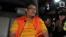 Bupati Indramayu, Supendi saat berada dalam mobil tahanan usai menjalani pemeriksaan 1 x 24 jam pasca terjaring Operasi Tangkap Tangan (OTT) terkait dugaan suap pengaturan proyek dilingkungan Pemkab Indramayu tahun 2019 di Gedung KPK, Jakarta, Rabu (16/10/2019). (merdeka.com/Dwi Narwoko)