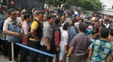 Ratusan nasabah Pandawa Group memenuhi halaman Pengadilan Negeri Jakarta Pusat, Rabu (24/5). Kedatangan para kreditur yang terjebak investasi bodong itu guna menindaklanjui proses Penundaan Kewajiban Pembayaran Utang (PKPU). (Liputan6.com/Helmi Afandi)