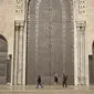 Umat Muslim berjalan setelah melaksanakan salat Jumat di luar masjid Hassan II, salah satu yang terbesar di Afrika, di Casablanca, Maroko (7/2/2020). Masjid ini disebut-sebut sebagai yang terbesar kedua di dunia setelah Masjidil Haram di Kota Mekkah. (AP Photo/Mosaab Elshamy)