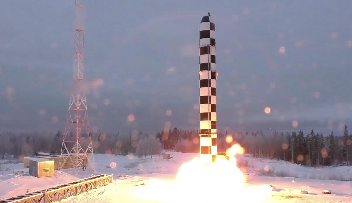 Rudal balistik antarbenua Sarmat Rusia terbaru saat uji coba dari lokasi yang tidak diketahui di Rusia. Presiden Vladimir Putin mengumumkan bahwa Rusia telah mengembangkan serangkaian senjata nuklir terbaru. (RU-RTR Russian Television via AP)