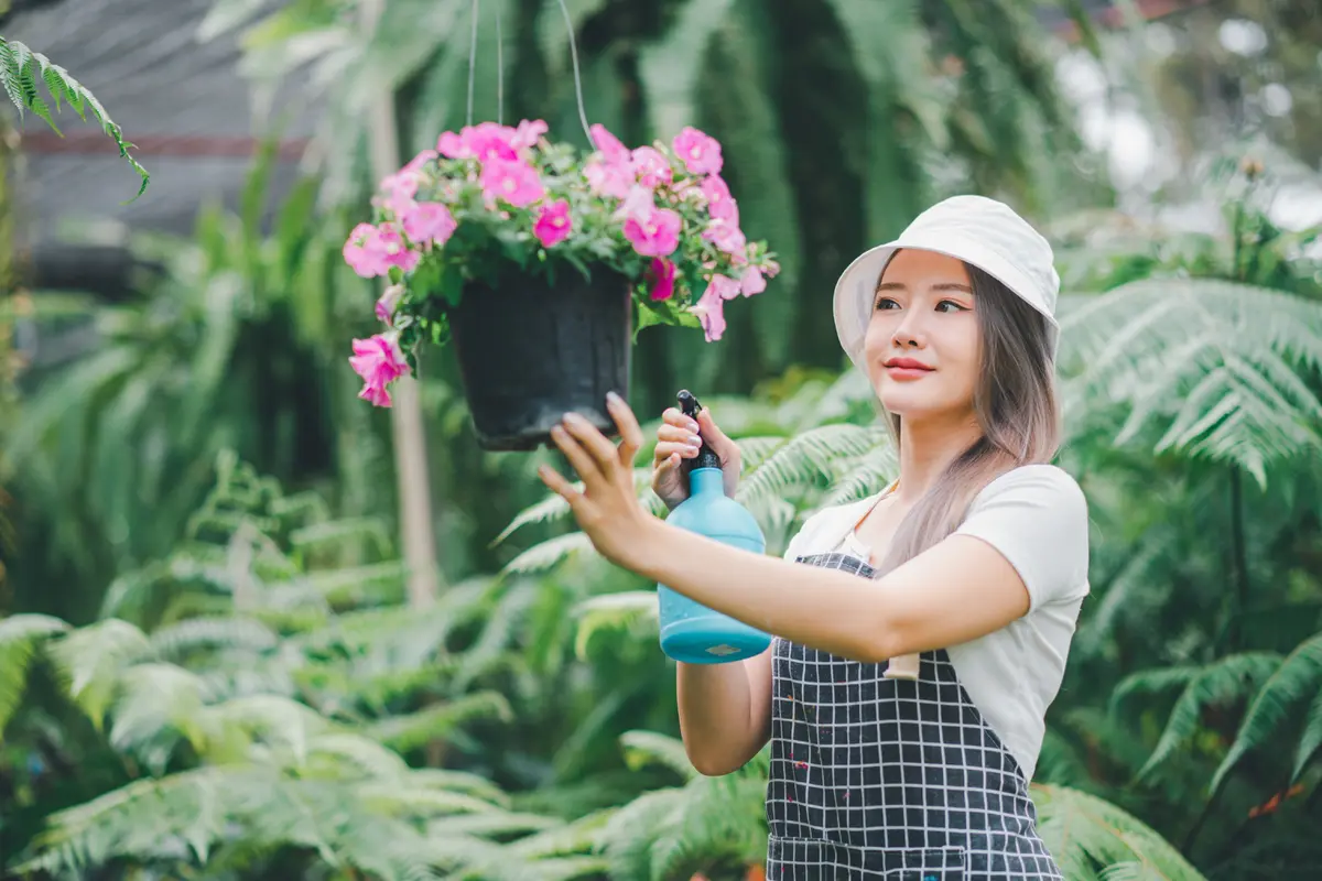 perempuan berkebun