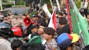 Sejumlah massa yang mengaku dari Himpunan Mahasiswa Islam terlibat aksi saling dorong dengan aparat kepolisian saat unjuk rasa di depan Gedung KPK, Jakarta, Rabu (18/9/2019). Dalam aksinya, mereka menolak pimpinan KPK terpilih periode 2019-2023. (Liputan6.com/Helmi Fithriansyah)