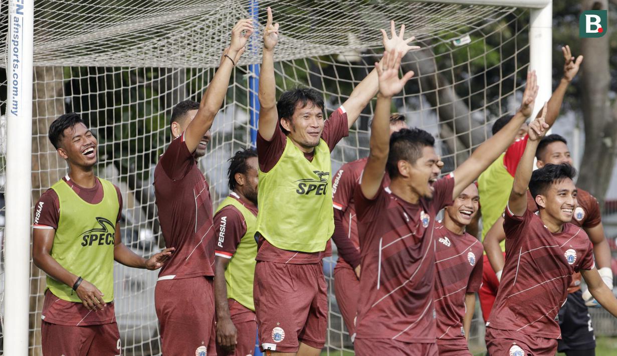 Pemain Persija Jakarta tampak ceria saat sesi latihan jelang laga Liga 1 di Lapangan ABC, Senayan, Jakarta, Sabtu (08/12). Persija akan berhadapan dengan Mitra Kukar. (Bola.com/M Iqbal Ichsan)