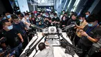 Pengunjung melihat T30, drone perlindungan tanaman baru DJI, usai upacara peluncuran produk di Shenzhen, Provinsi Guangdong, China selatan (9/11/2020). DJI, perusahaan produsen drone China, meluncurkan dua drone perlindungan tanaman baru, yakni T30 dan T10, di Shenzhen. (Xinhua/Mao Siqian)