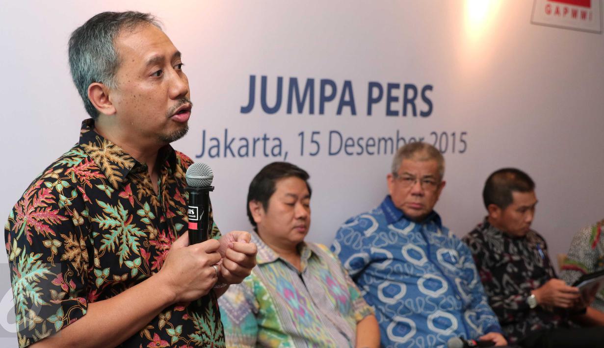 Ketua ASRIM, Trioyono Prijosoesilo saat konferensi pers terkait cukai minuman bersoda, Jakarta, Selasa (15/12/2015). Pengusaha minuman bersoda menolak kebijakan pemerintah mengenakan tarif cukai untuk produk minuman bersoda. (Liputan6.com/Angga Yuniar)