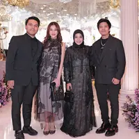 Hubungan hangat Aurel Hermansyah dan Aaliyah Massaid yang kini menjadi ipar tak ubahnya seperti bestie. Intip gaya serasi mereka di resepsi pernikahan Nita Vior. [@aurelie.hermansyah/@thariqhalilintar].